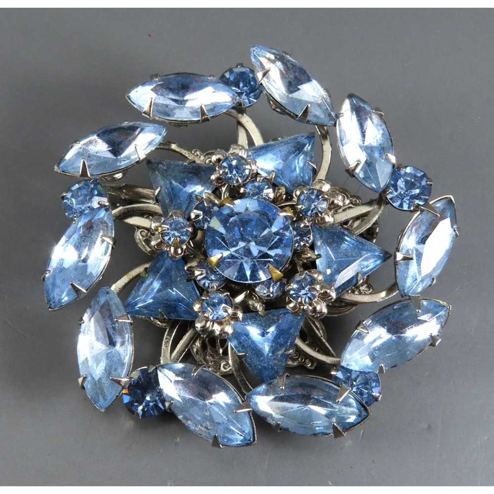 VTG Silver Tone CLUSTER BLUE RHINESTONE BROOCH PIN Rivet Back TRIANGLE/MARQUISE